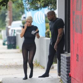 Bianca Censori și Kanye West în timp ce merg desculți pe stradă