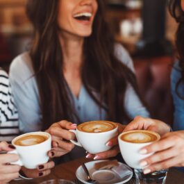 Trei femei fruoase care stau la cafea, băutura care te-ar pueta ajuta la pierderea în greutate