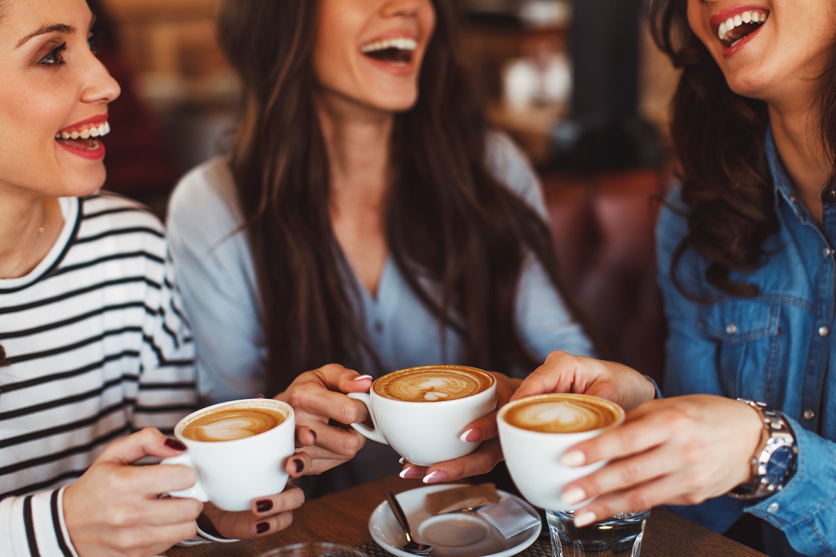Trei femei fruoase care stau la cafea, băutura care te-ar pueta ajuta la pierderea în greutate