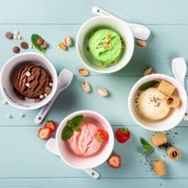 Înghețată în boluri albe pentru a ilustra care este cea mai sănătoasă înghețată pe care o poți consuma vara aceasta