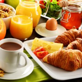 O masă bogată cu produse pentru micul dejun, cea mai importantă masă a zilei