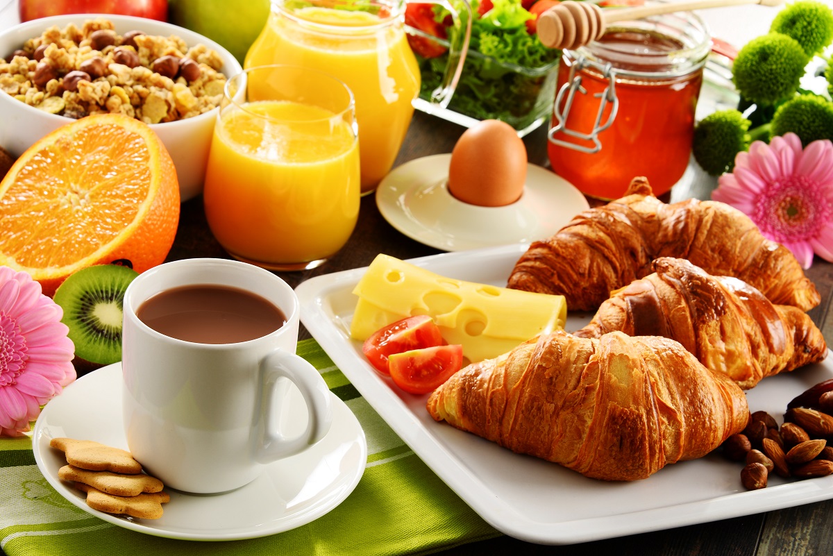 O masă bogată cu produse pentru micul dejun, cea mai importantă masă a zilei