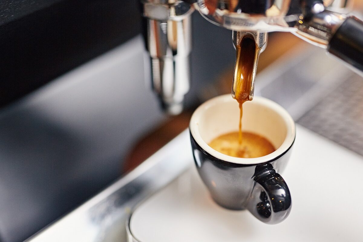 O ceașcă de cafea în care se pune și apă pentru a ilustra care este cea mai bună apă pentru a prepara o ceașcă de cafea