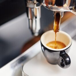 O ceașcă de cafea în care se pune și apă pentru a ilustra care este cea mai bună apă pentru a prepara o ceașcă de cafea