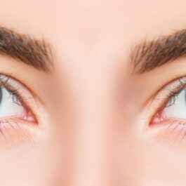 Cea mai rară culoare de ochi din lume ilustrată cu ajutorul ochilor gri ai unei femei
