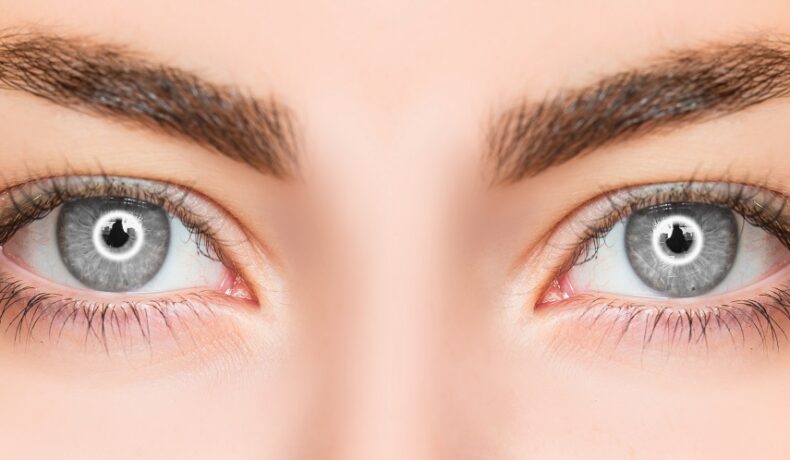 Cea mai rară culoare de ochi din lume ilustrată cu ajutorul ochilor gri ai unei femei