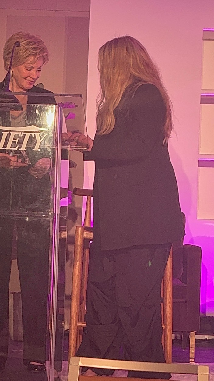 Christina Applegate, în timp ce primește un premiu, la un eveniment dedicat ei