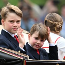 Prințul George, Prințul Louis și Prințesa Charlotte în trăsură făcând cu mâna publicului