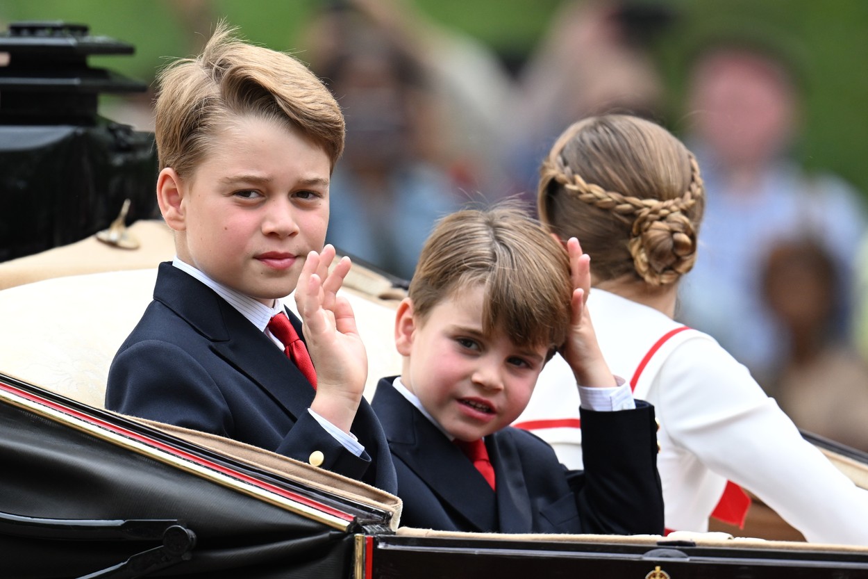 Prințul George, Prințul Louis și Prințesa Charlotte în trăsură făcând cu mâna publicului
