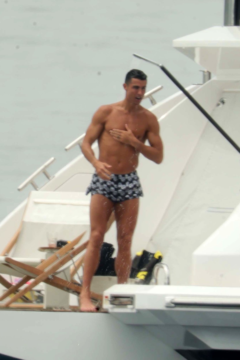 Cristiano Ronaldo, într-o pereche de pantaloni scurți, la bordul unui iaht