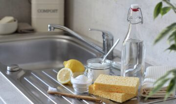 O chiuvetă pe care se află soluții de curățare obținute din sucul de lămâie