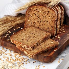 O pâine feliată pe un tocător de lemn pentru a ilustra de ce nu e recomandat să ții pâinea în frigider