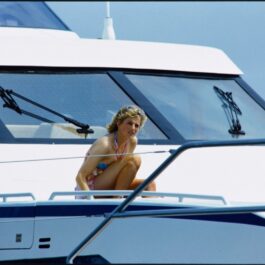 Prințesa Diana în timp ce se relaxează pe iahtul Familiei Regale