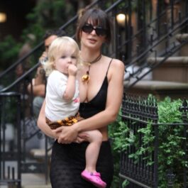 Emily Ratajkowski, pe stradă, într-o ținută sexy, cu fiul ei