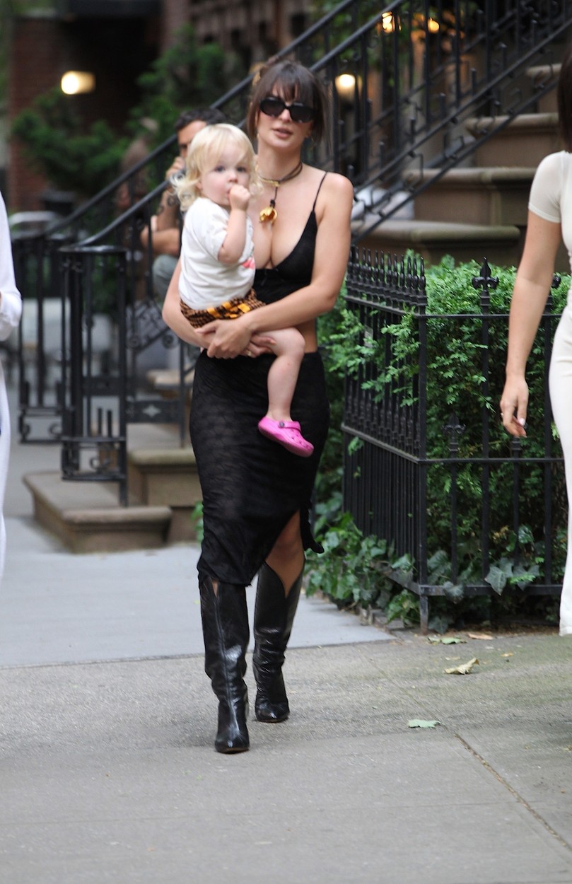 Emily Ratajkowski, cu fiul ei în brațe, pe stradă în New York