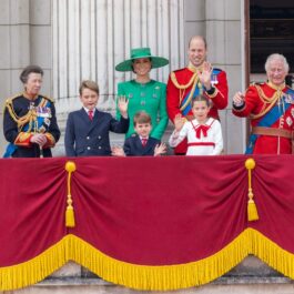 Familia regală britanică salută mulțimea de la balconul Palatului Buckingham