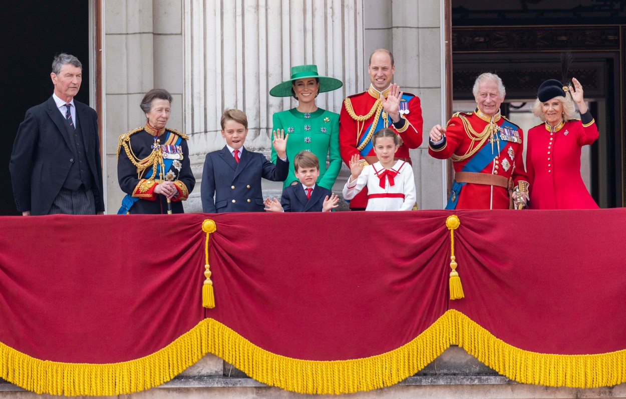 Familia regală britanică salută mulțimea de la balconul Palatului Buckingham