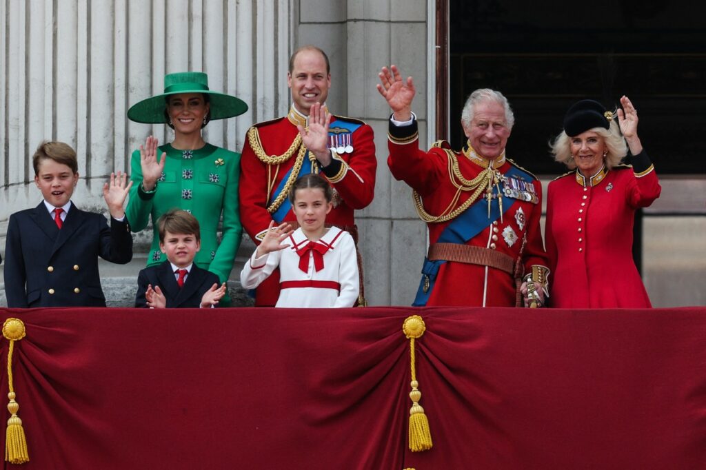 Familia Regelui Charles la balconul palatului Buckingham după parada Trooping the Colour