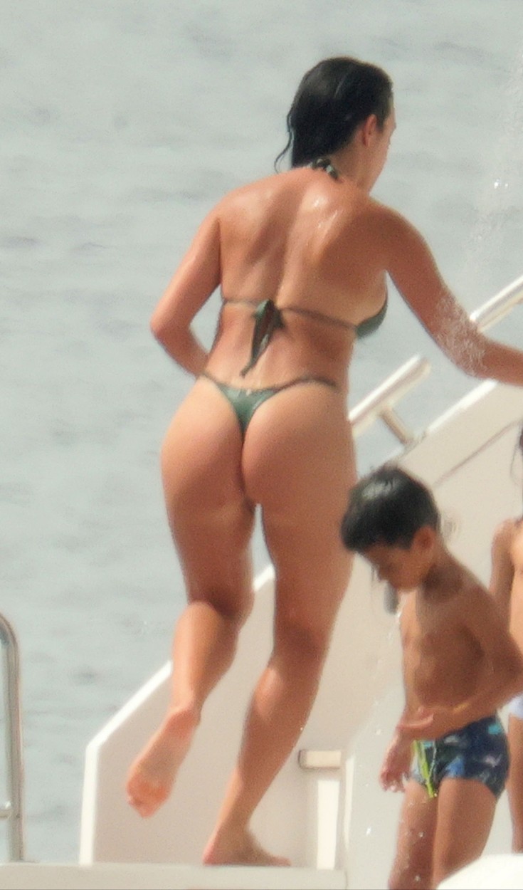 Georgina Rodriguez, într-un costum de baie cu bikini tanga, pe un iaht