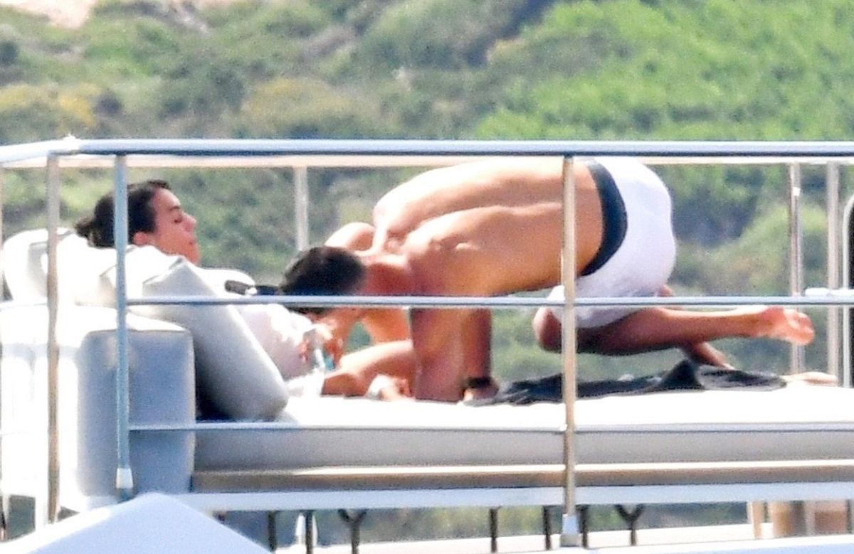 Cristiano Ronaldo în timp ce se relaxează alături de Gerogina Rodriguez