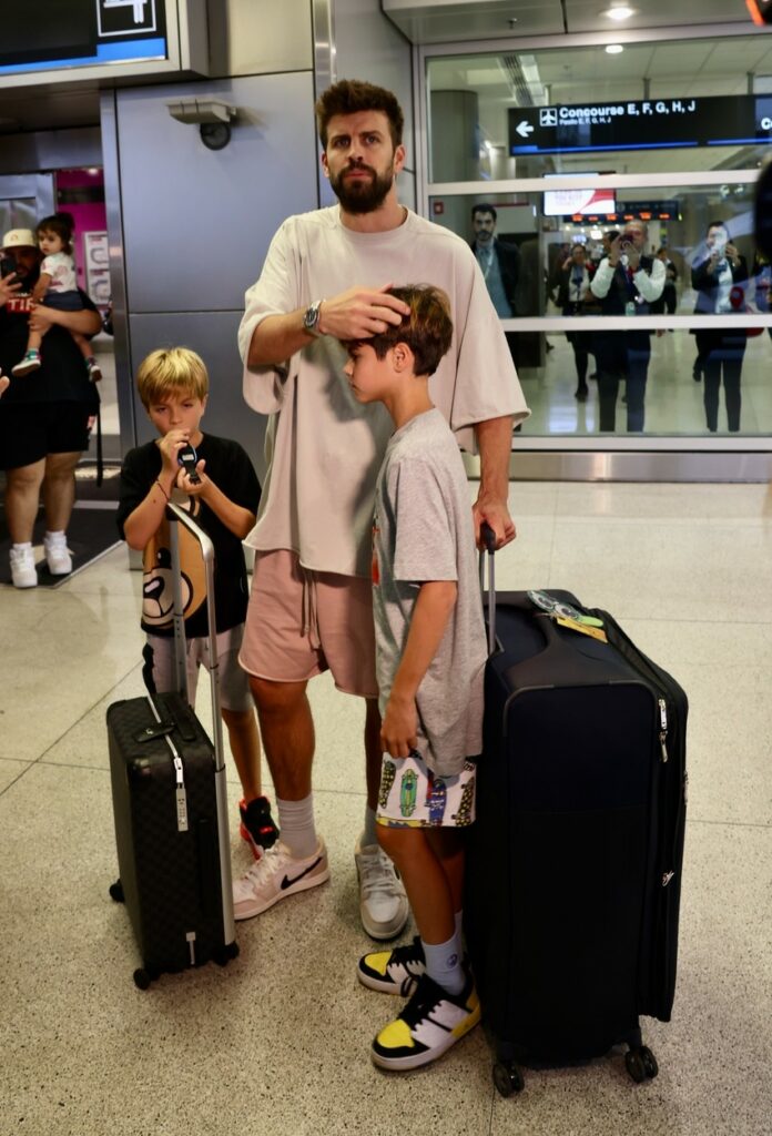 Gerard Pique, într-o ținută sport, în aerport în Miami, alături de copiii săi