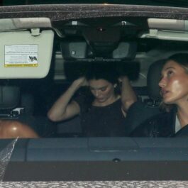 Hailey Bieber și Kendall Jennjer într-o mașină după cina din Santa Monica