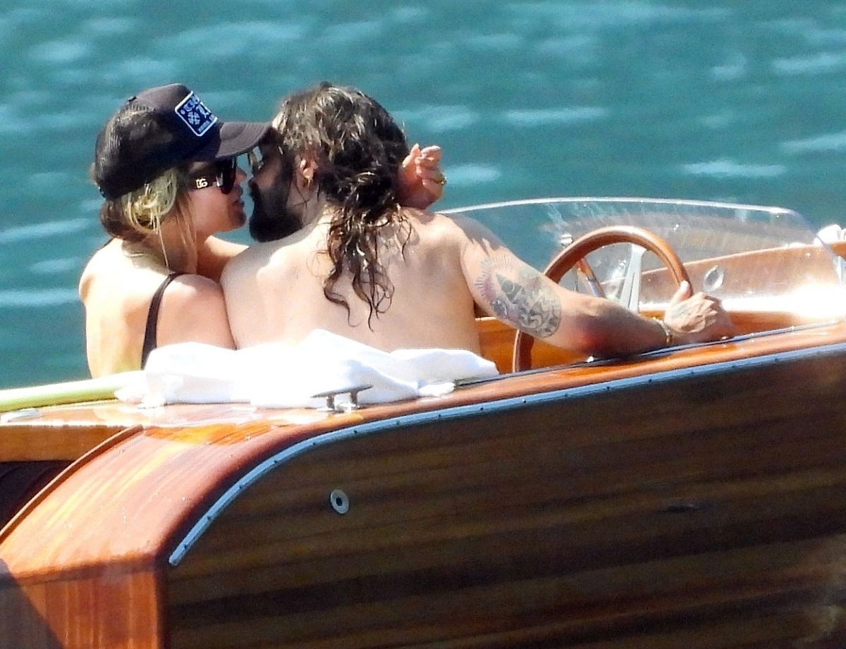 Heidi Klum și Tom Kaulitz în timp ce se sărută pe o barcă în vacanța lor din Italia