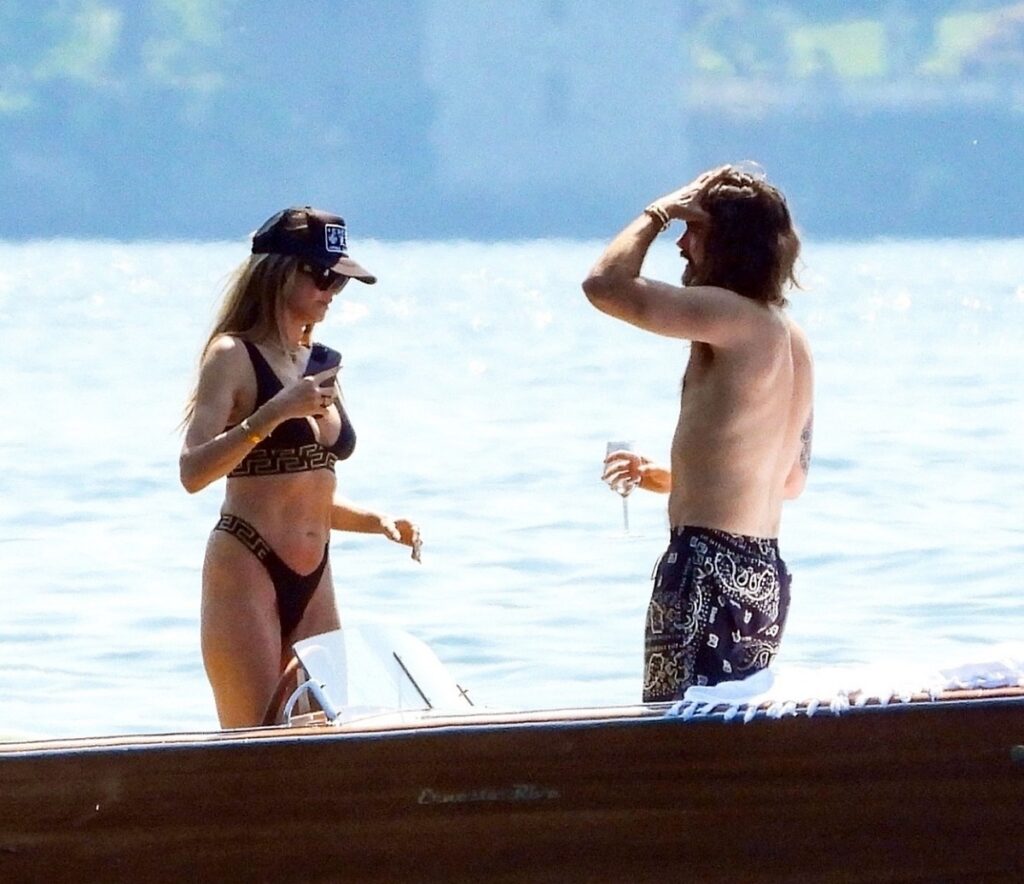 Heidi Klum e Tom Kaulitz in piedi su una barca