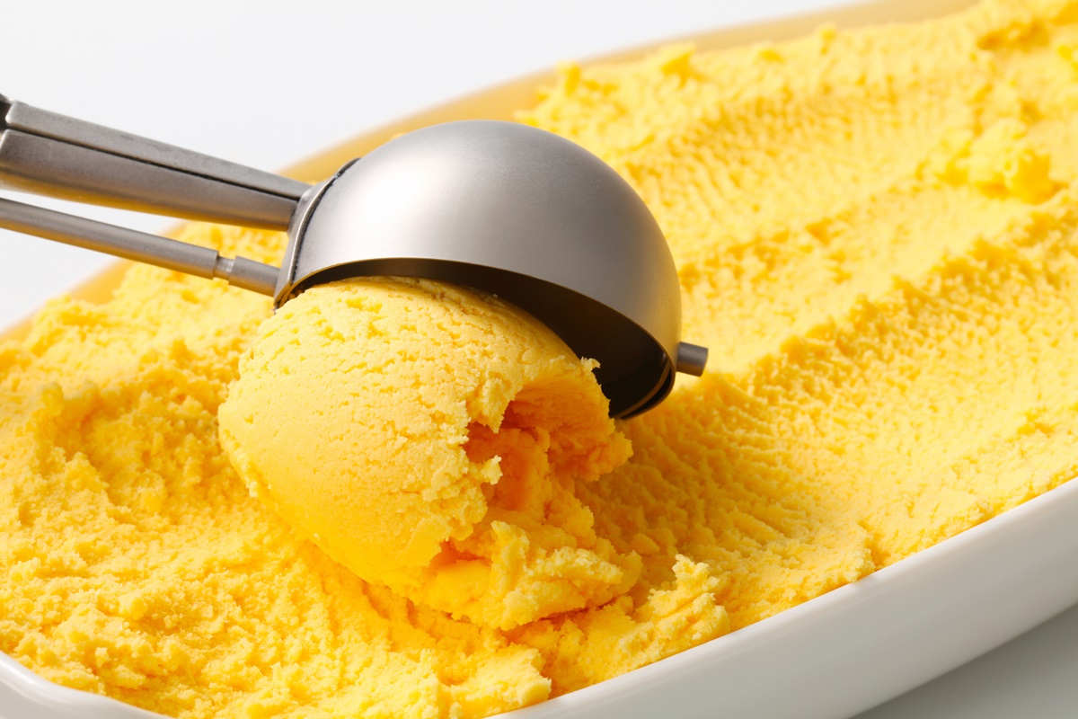 Înghețată de lămâie în caserolă cu lingură specială