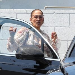 Jennifer Lopez în timp ce închide portiera mașinii