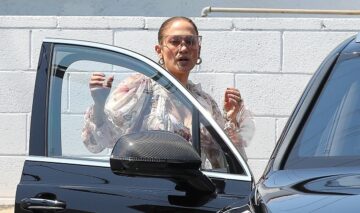 Jennifer Lopez în timp ce închide portiera mașinii