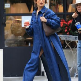 Jennifer Lopez, într-o rochie din denim, pe stradă
