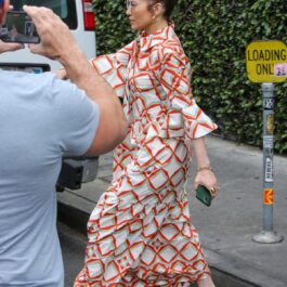 Jennifer Lopez într-o rochie maxi cu imprimeu portocaliu