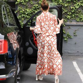 Jennifer Lopez, fotografiată cu spatele, într-o rochie maxi