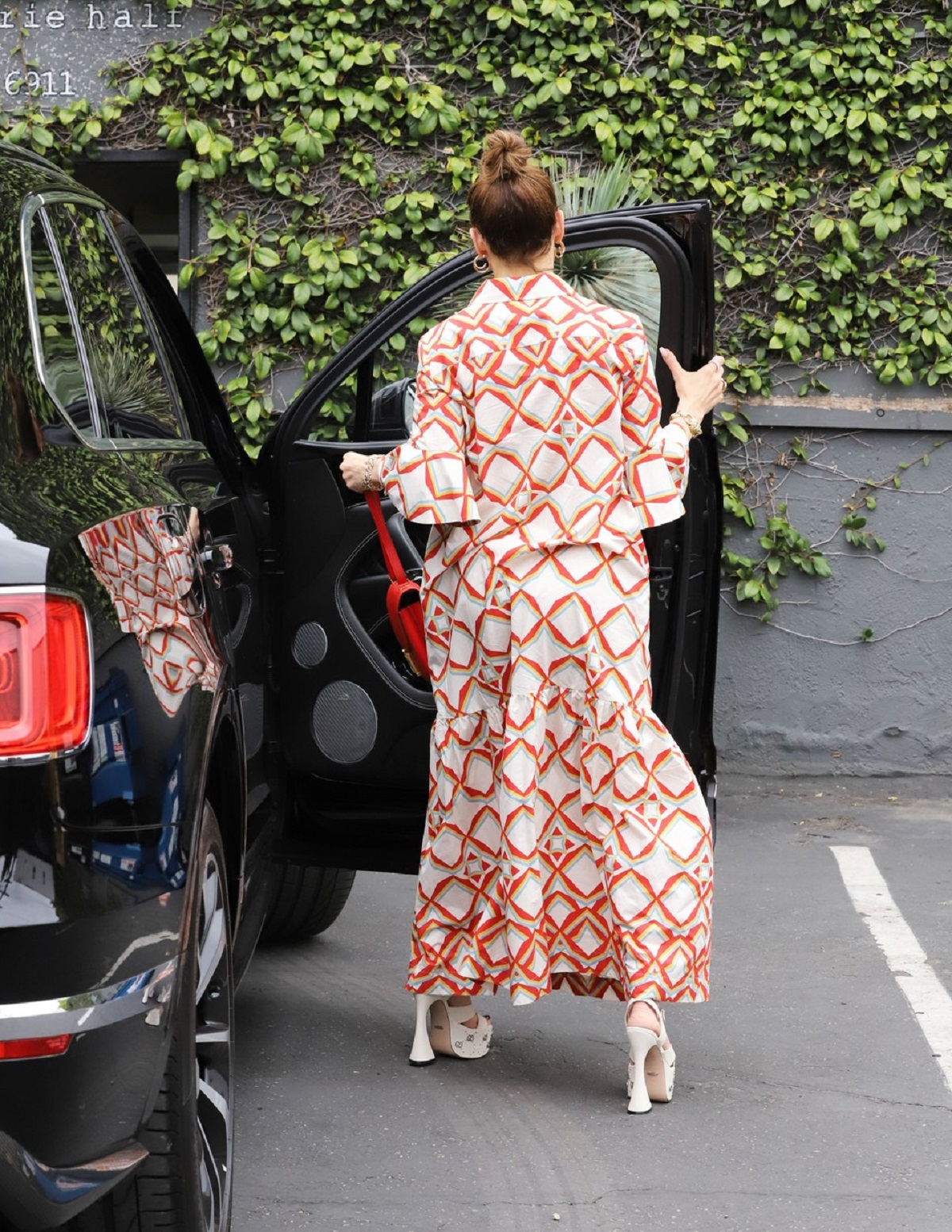 Jennifer Lopez, fotografiată cu spatele, într-o rochie maxi