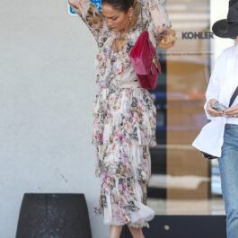 Jennifer Lopez la cumpărături pentru noua sa casă în timp ce poartă o rochie cu imprimeu floral și o pereche de pantofi cu toc