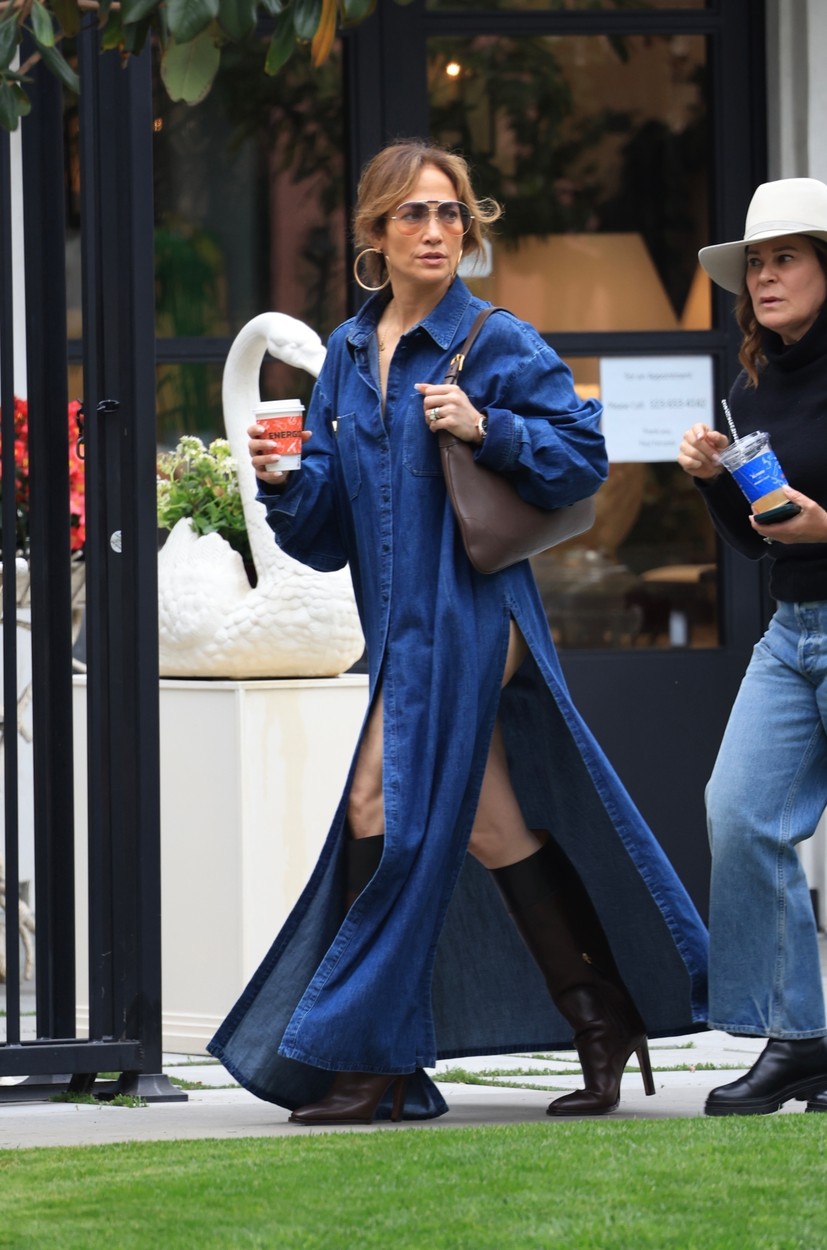 JLo, într-o rochie lungă, cu o cafea în mână, pe stradă