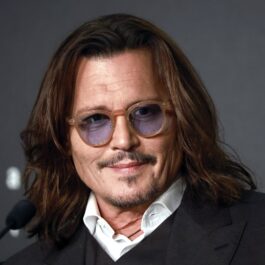 Johnny Depp în fața unui pupitru la Festivalul de Film de la Cannes 2023