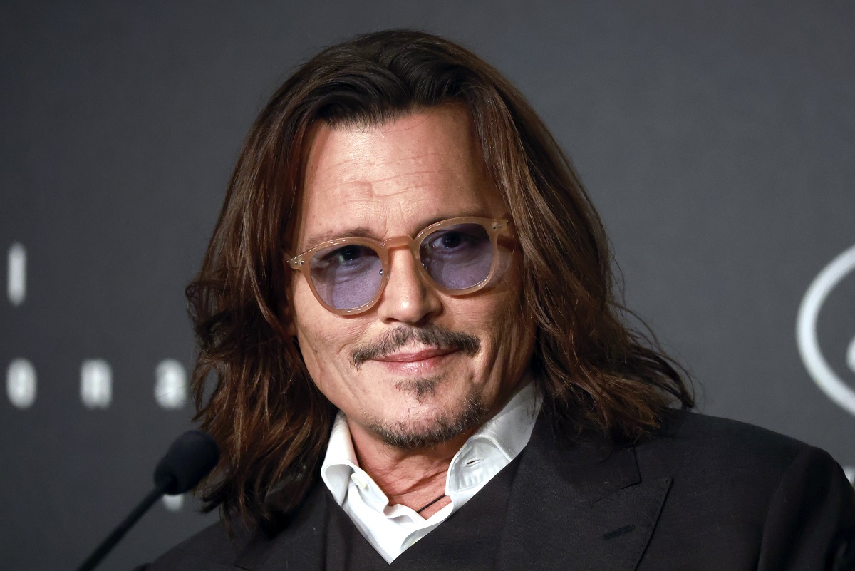 Johnny Depp în fața unui pupitru la Festivalul de Film de la Cannes 2023