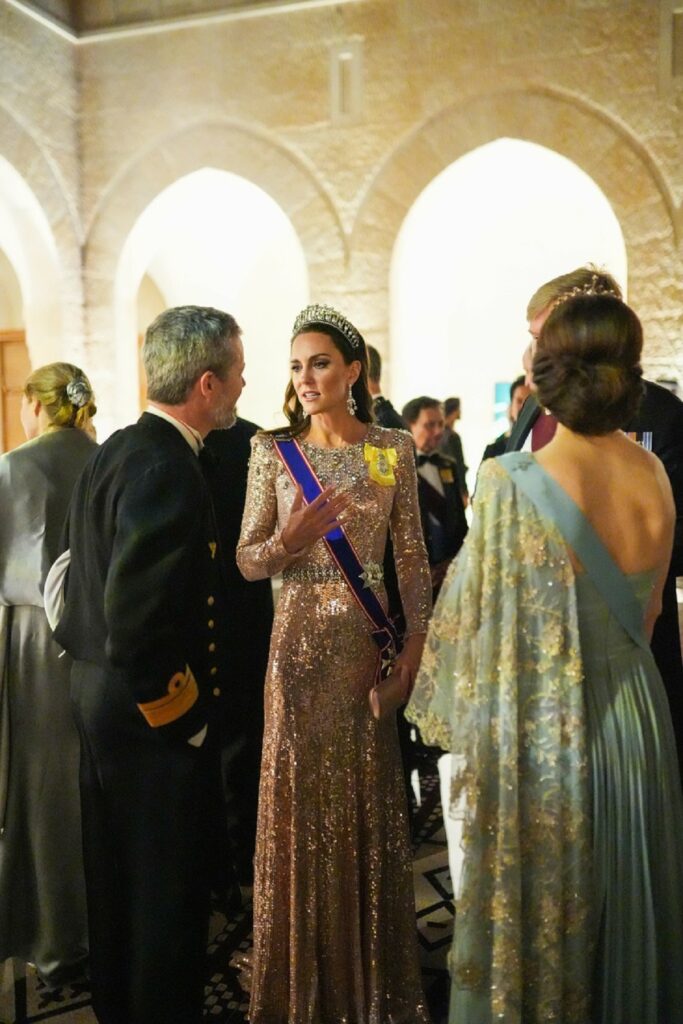 Kate Middleton într-o rochie roz, cu paiete, la nunta regală din Iordania