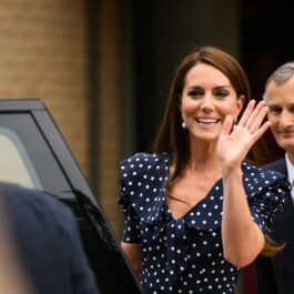 Kate Middleton în timp ce face cu mâna oamenilor la Centrul de sprijin pentru femei
