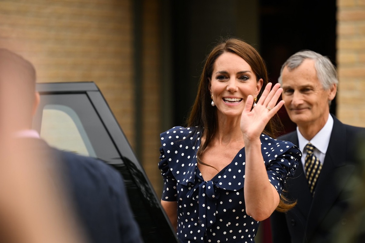Kate Middleton în timp ce face cu mâna oamenilor la Centrul de sprijin pentru femei