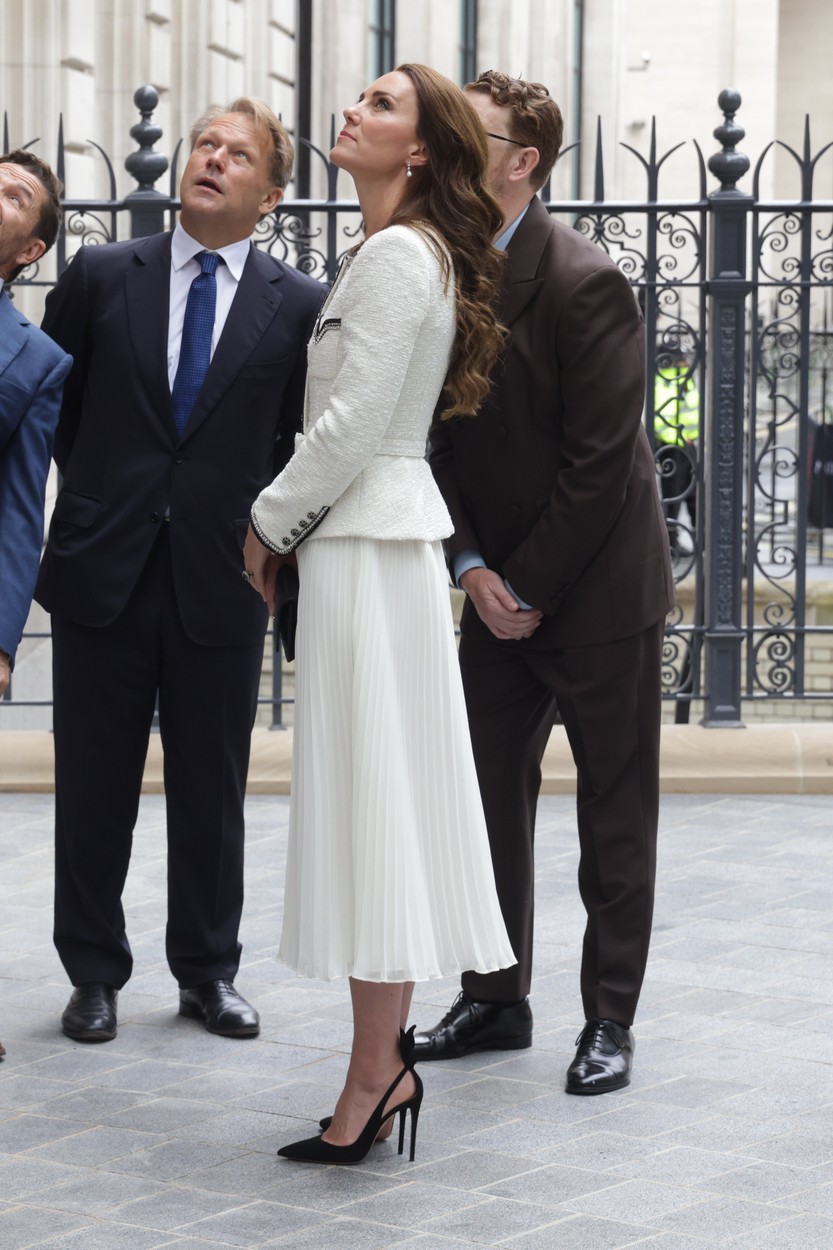 Kate Middleton, elegantă, fotografiată în timp ce discută cu mai mulți oameni