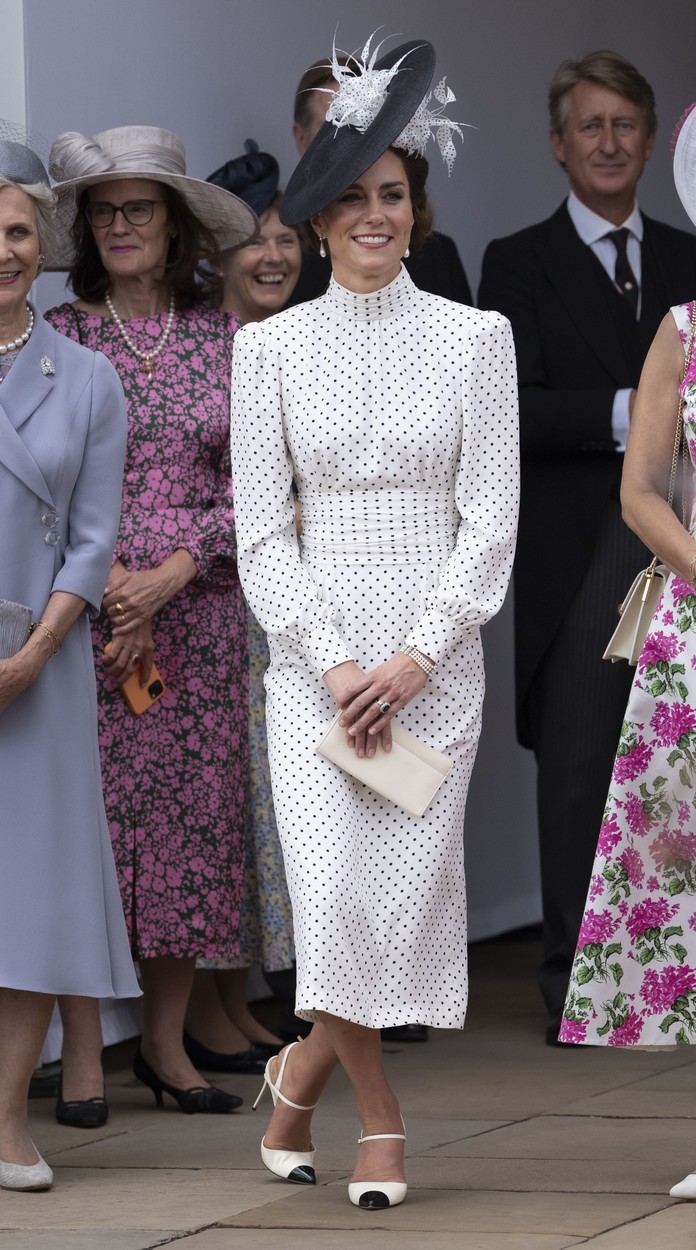 Kate Middleton i-a adus un omagiu Prințesei Diana, într-o rochie albă cu buline