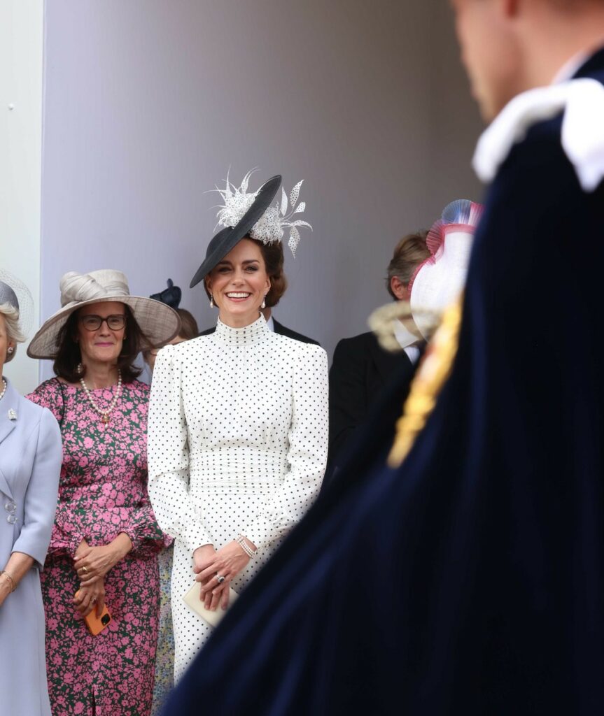 Kate Middleton îl privește cu admirație pe Prințul William la Ordinul Jartierei