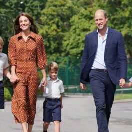 Kate Middleton de mână cu Prințul George și Prințul Louis, alături de Prințul William care o ține de mână pe Prințesa Charlotte
