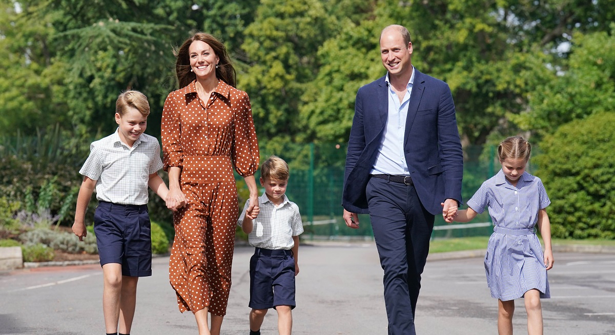 Kate Middleton de mână cu Prințul George și Prințul Louis, alături de Prințul William care o ține de mână pe Prințesa Charlotte