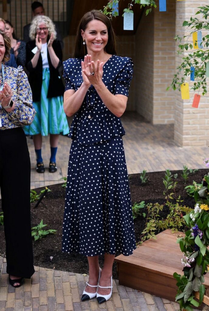 Kate Middleton într-o rochie cu buline la Centrul de sprijin pentru femei