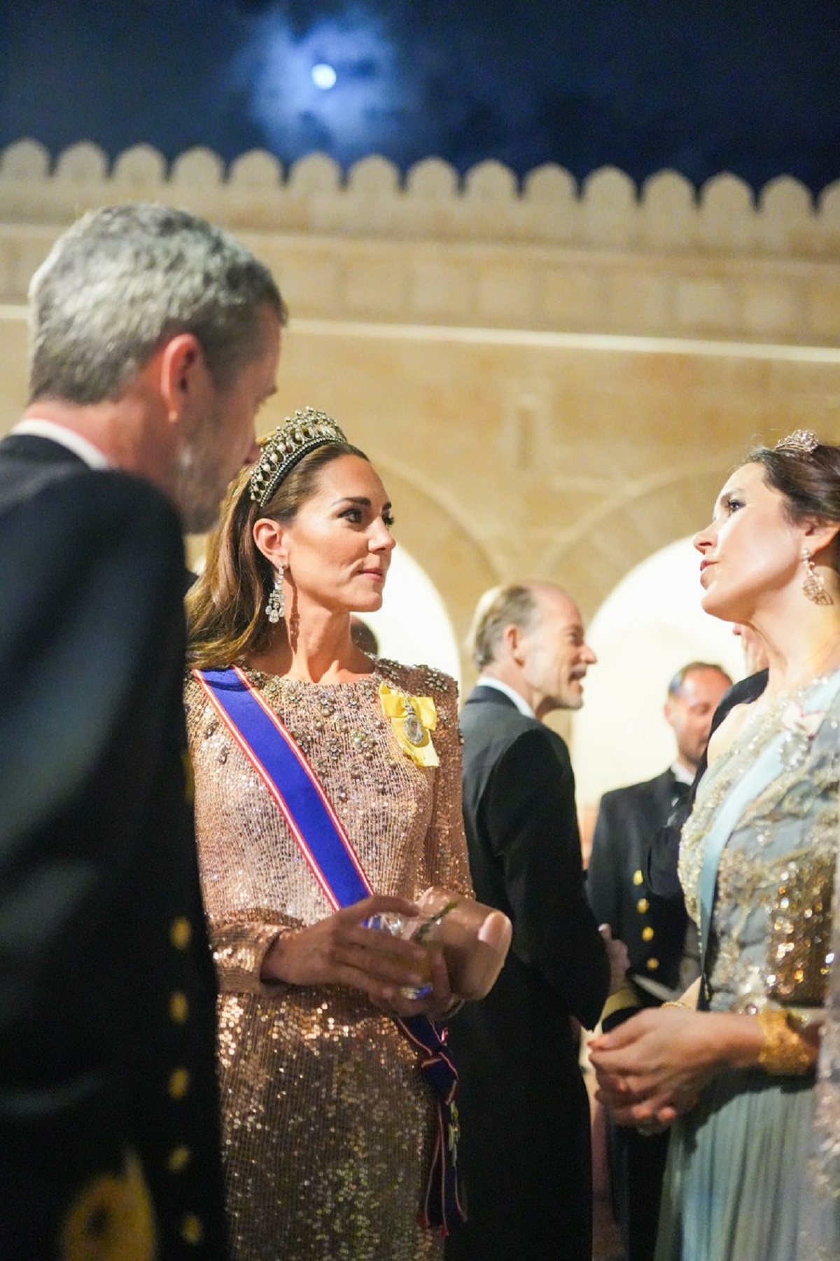 Kate Middleton vorbind cu doi invitați de la nunta regală din Iordania