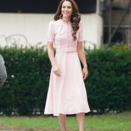 Kate Middleton într-o rochie roz în timpul unei vizite la un muzeu pentru copii